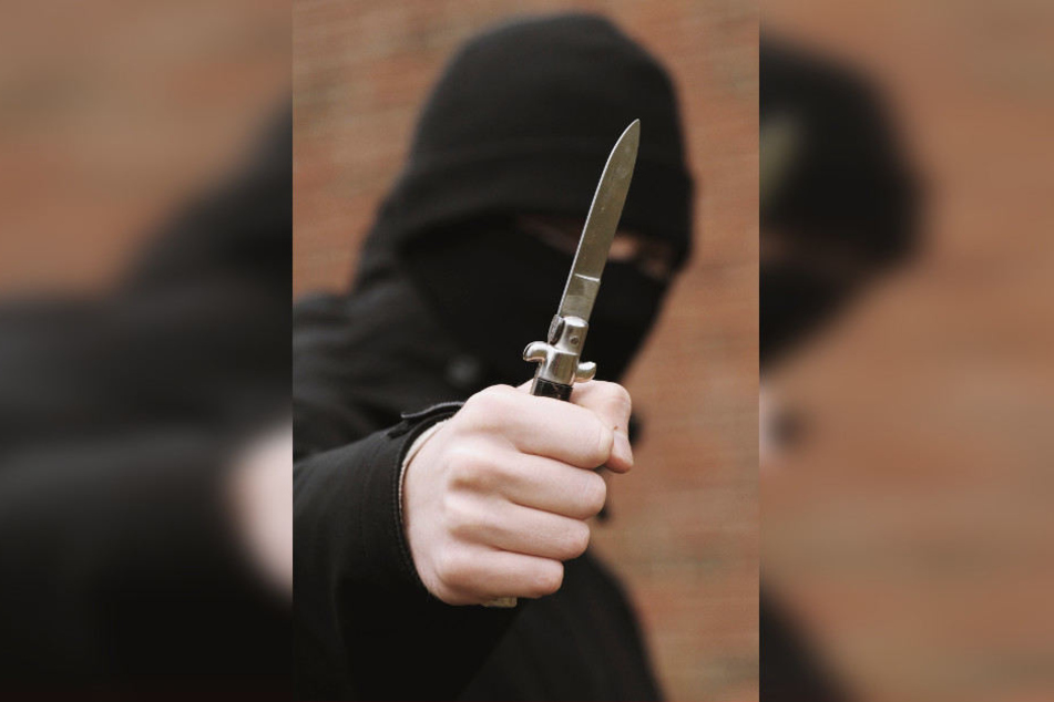 Die Jugendlichen fügten dem Mann eine Kopfverletzung zu und raubten seine Brieftasche. (Symbolbild)