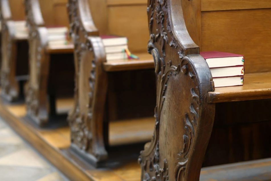Der Mann behauptete, in einer Kirche eingeschlossen zu sein und dringend Medikamente zu benötigen.
