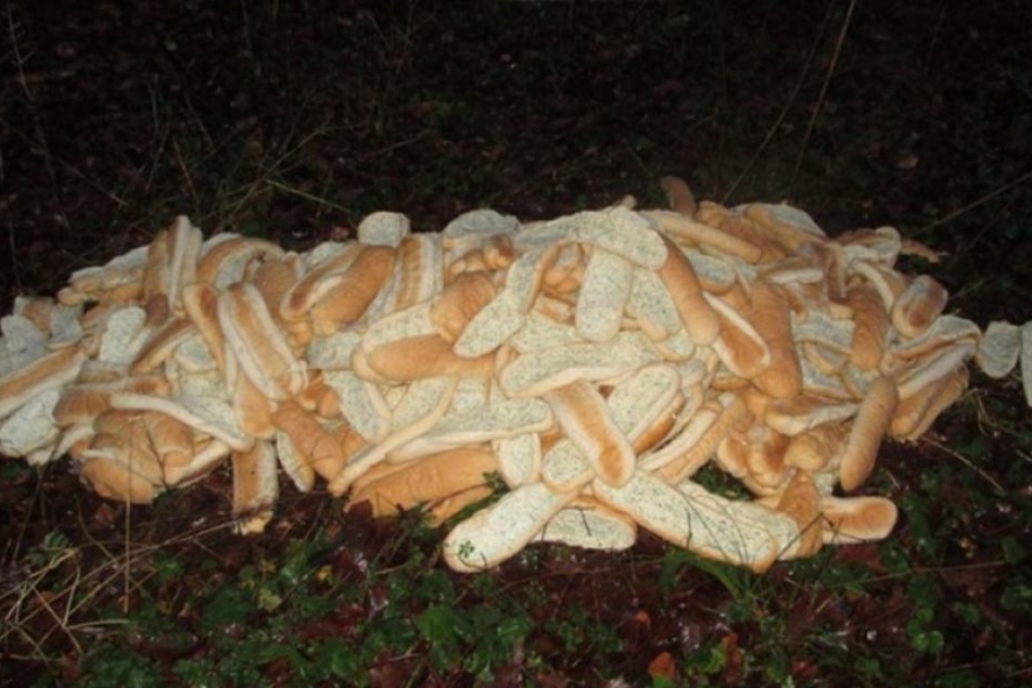 Diesen Haufen Kräuterbaguette fand die Polizei in einem Wald bei Goslar.