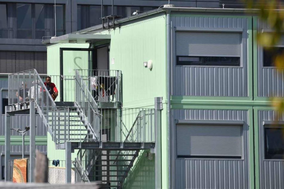 Statt in einem "geschenkten Haus" landen die Migranten in Flüchtlingsunterkünften.