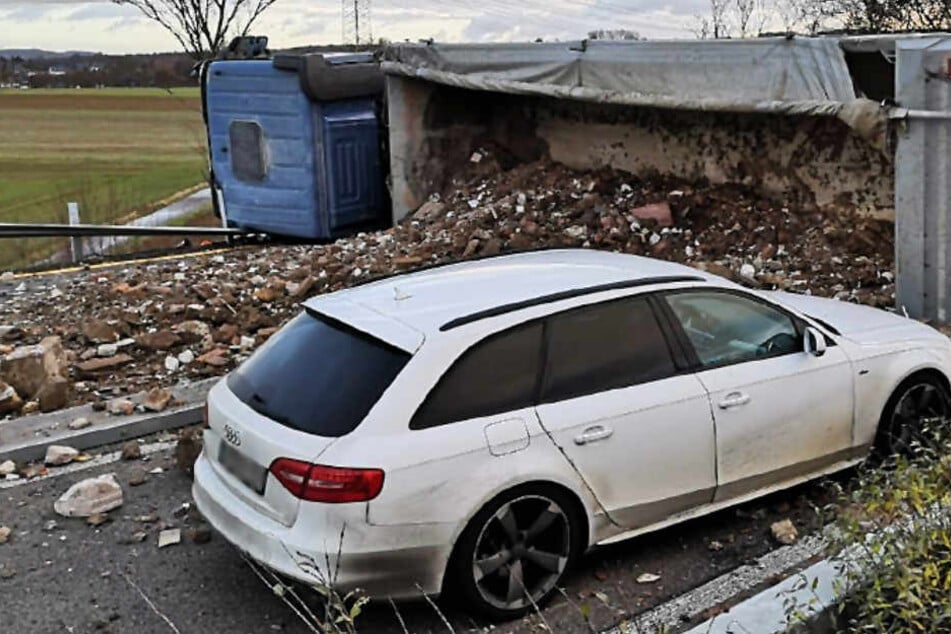 Das Foto zeigt den umgestürzten Lastwagen auf der A45 bei Gießen.