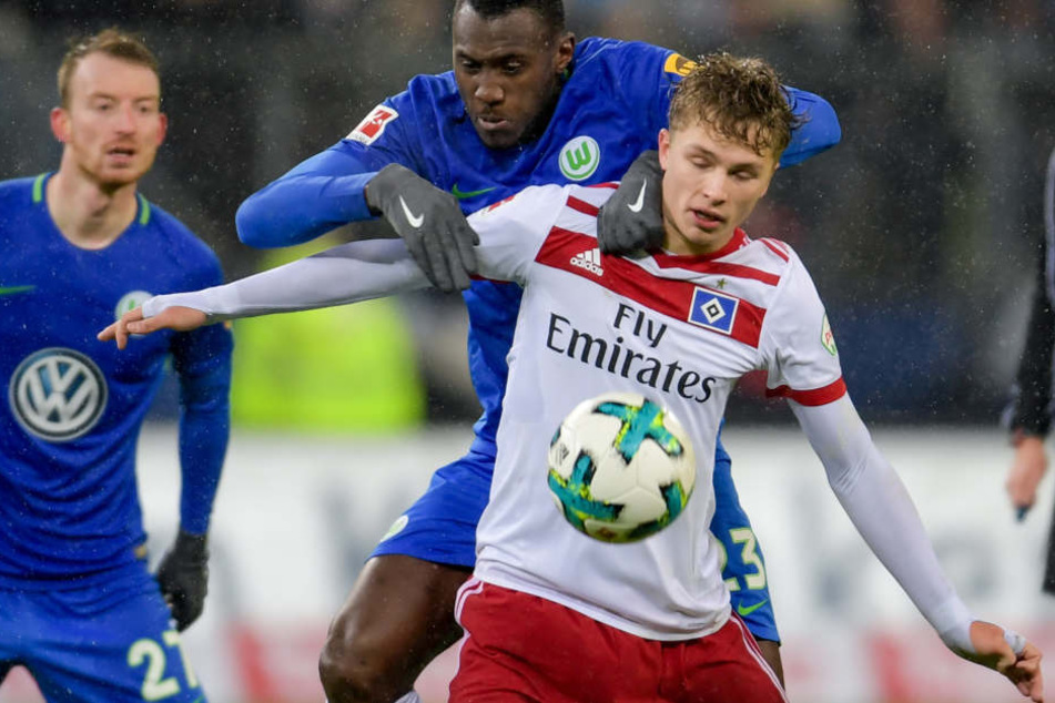 Jann-Fiete Arp muss sich der Attacke von Joshua Guilavogui erwehren.
