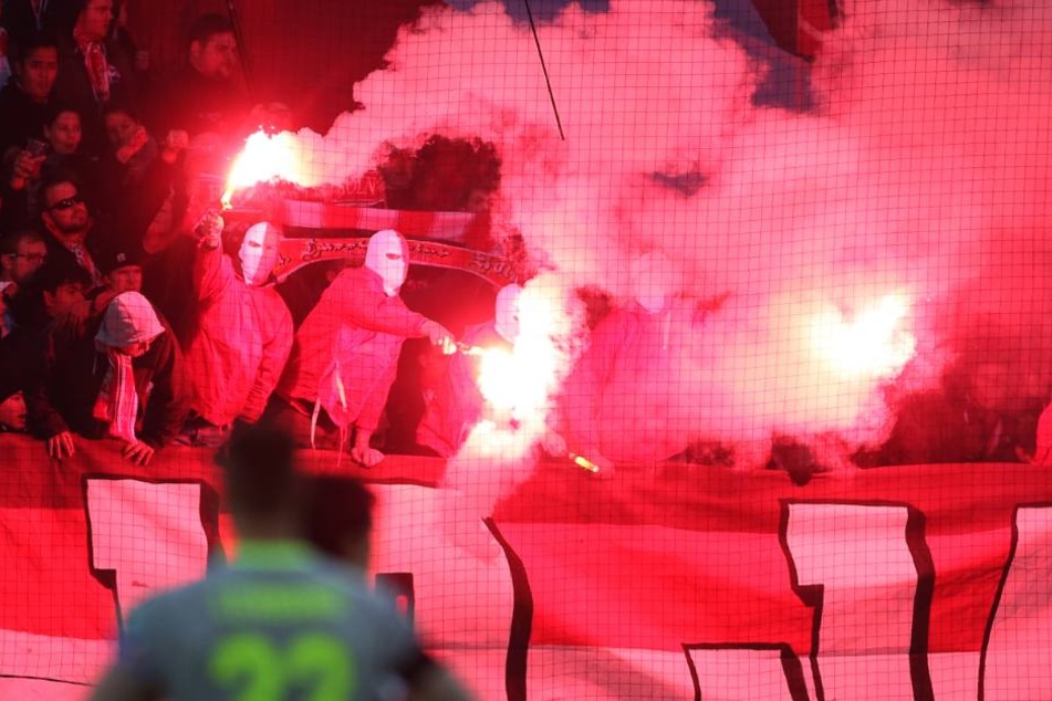Auch beim Auswärtsspiel in Mainz kam jede Menge Pyrotechnik zum Einsatz.