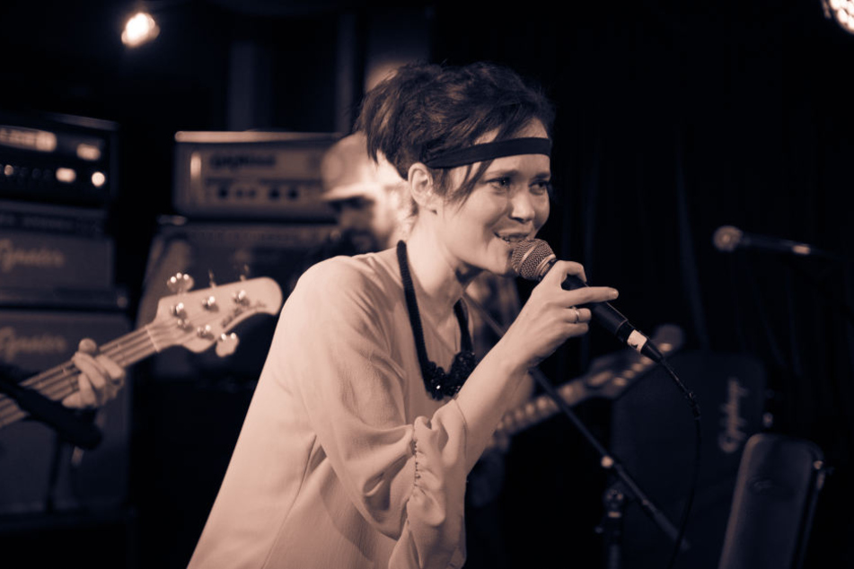 Ricarda Giefer, Sängerin der Kölner Punkrock Band Liebe Frau Gesangsverein beim Konzert im Blue Shell.