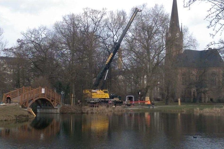 Mit schwerem Gerät wurde die Holzbrücke an ihren Bestimmungsort gebracht.