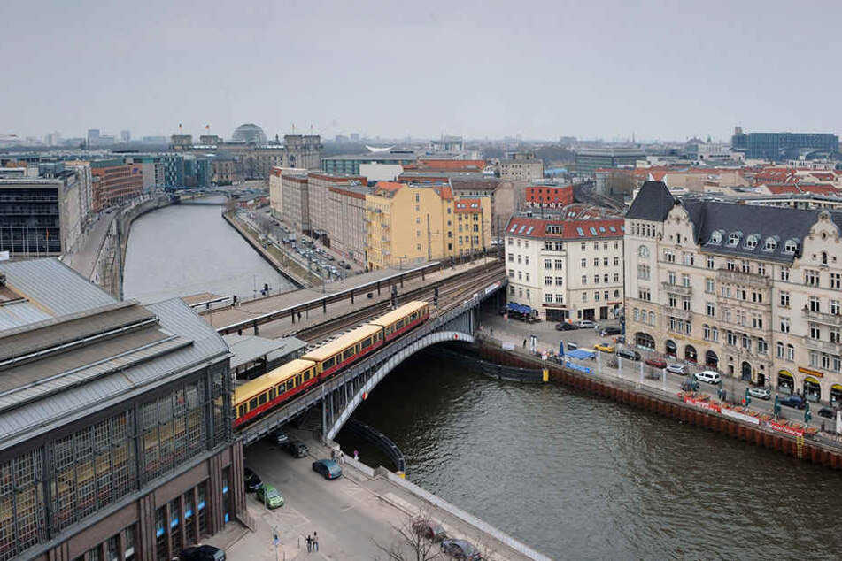 Wo sich S-, U- und Regionalbahn treffen, wird noch bis Herbst Bauzäune den Platz einschränken: S+U Bahnhof Friedrichstraße direkt an der Spree.