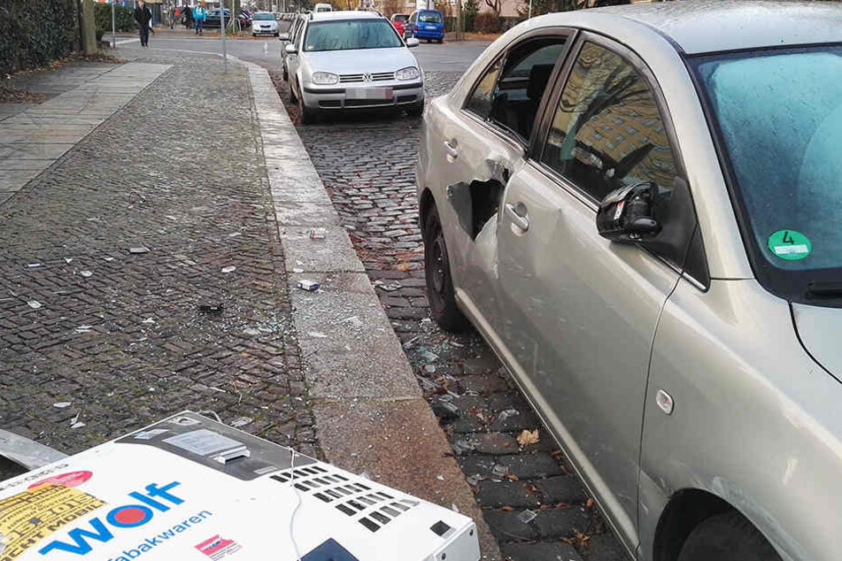 Durch die Wucht der Detonation wurde die Verkleidung des Automaten gegen ein geparktes Auto geschleudert.