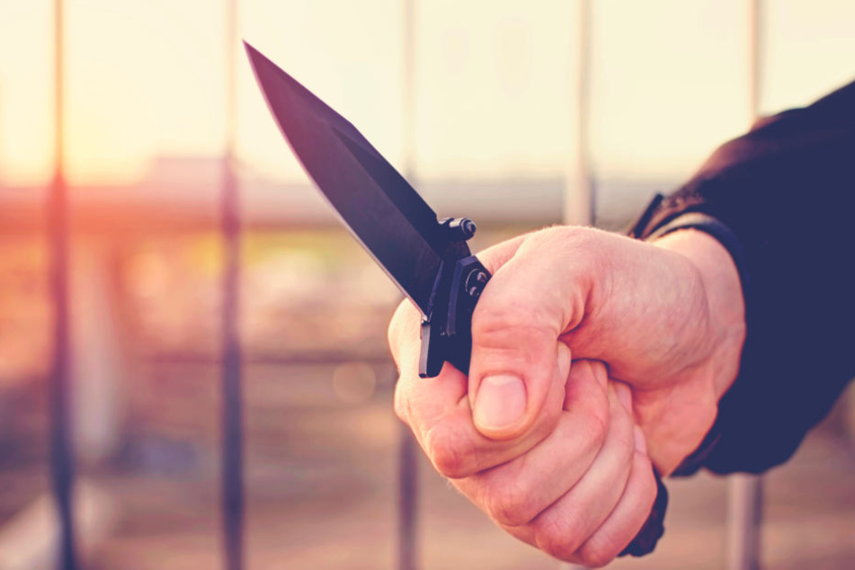 Der 23-jährige Mann aus Rostock erlitt zahlreiche Schnittverletzungen.