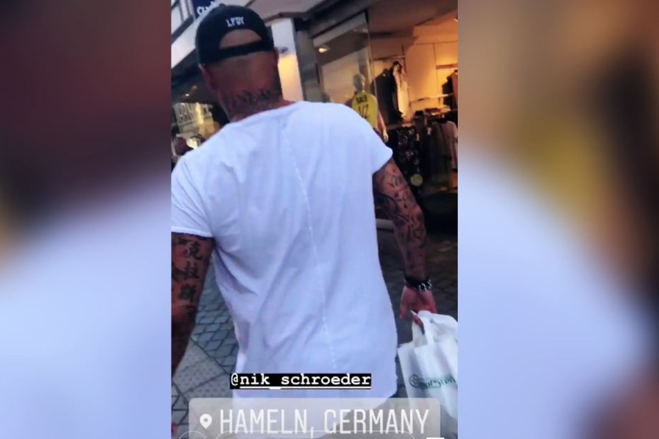 Klare Rollenverteilung: Die Frau shoppt, der Mann trägt die Tüten.