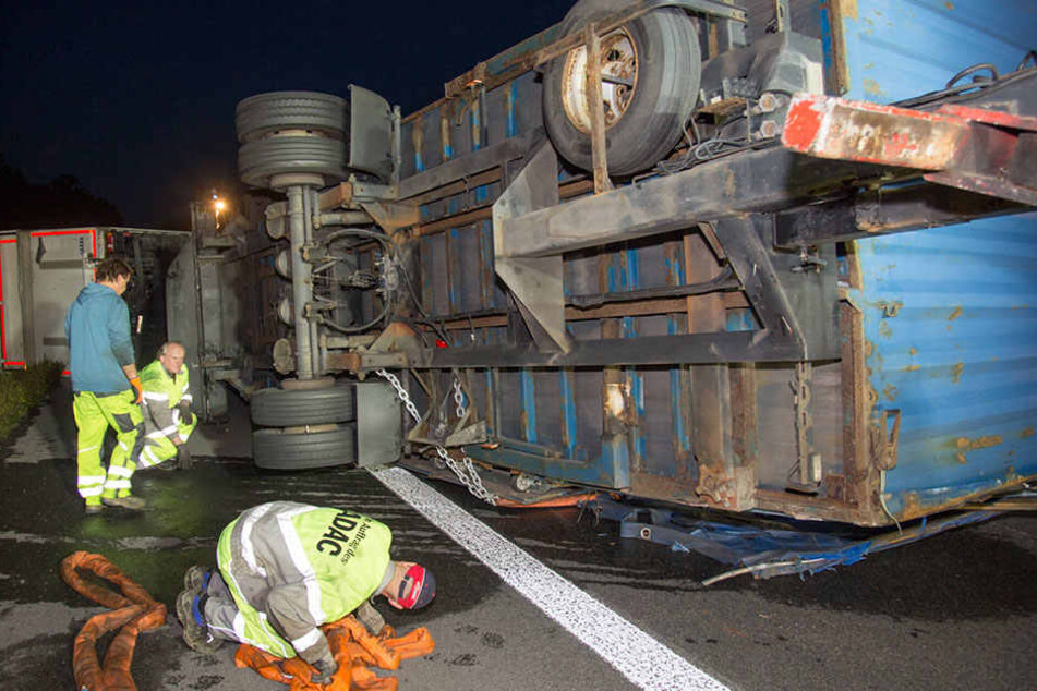 Ein Lkw samt Hänger kippte auf der A4 um.