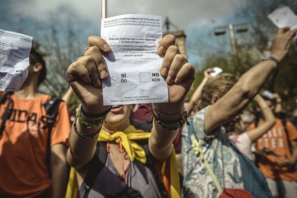 Befürworter des katalanischen Unabhängigkeitsreferendums demonstrieren am 02.10.2017 in Barcelona.