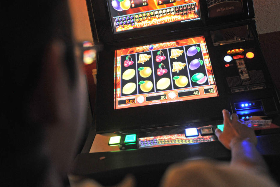 Der Unbekannte saß zunächst am Spielautomaten, wie die Polizei bekannt gab. (Symbolbild)