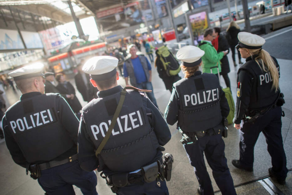 Polizisten der Bundespolizei gehen auf dem Hauptbahnhof in München Streife.