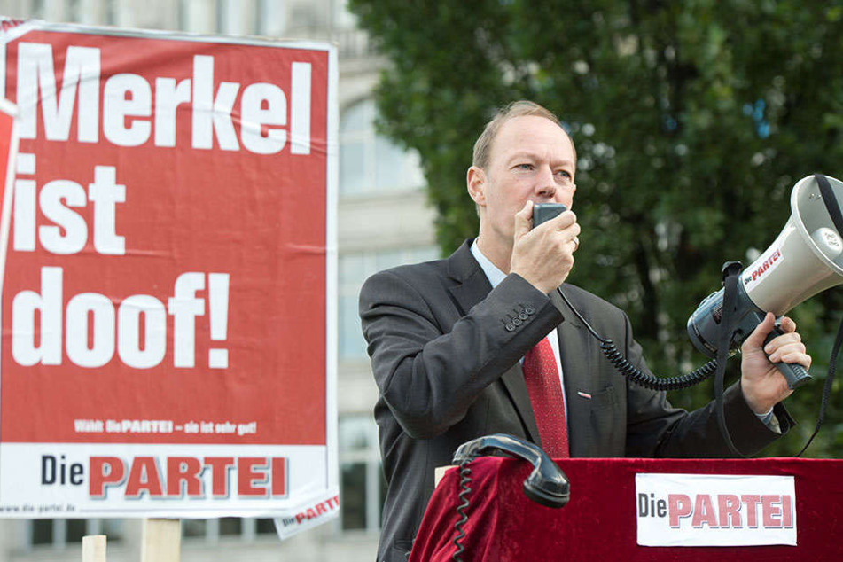 Parteigründer Martin Sonneborn bei einer Plakataktion in Berlin. (Symbolbild)