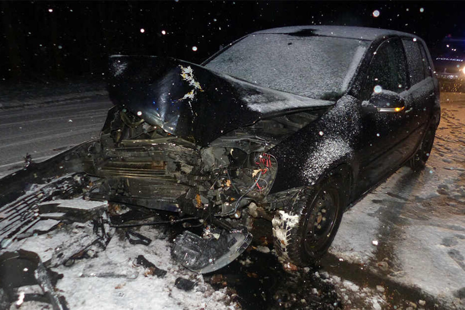 Das Auto einer 20-Jährigen kam von der Straße ab und krachte gegen einen Baum.