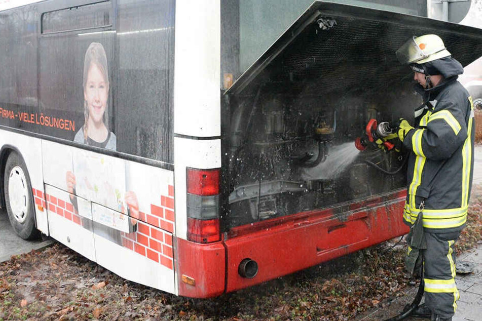 Schnell hatte die Feuerwehr den Motorbrand im Griff.