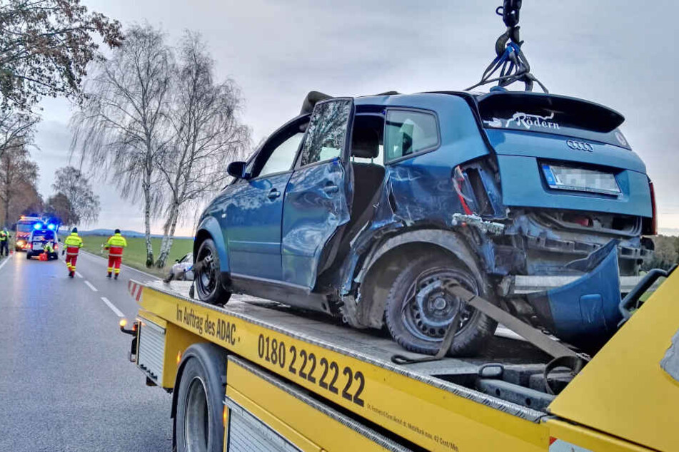 Der Audi wurde nach dem Unfall abgeschleppt.