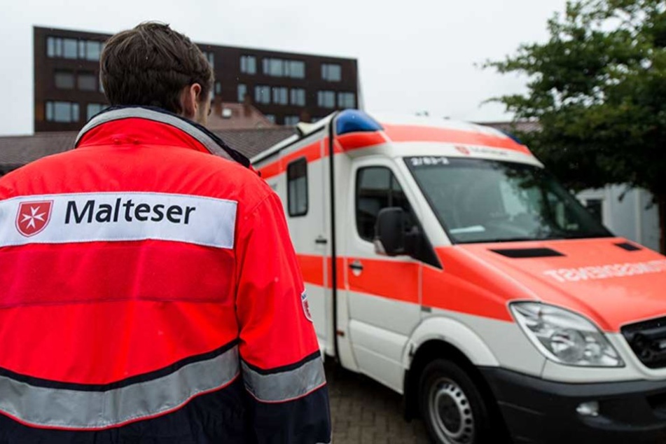 Der zusammengeschlagene Radfahrer wurde vom Rettungsdienst ins Krankenhaus gebracht (Symbolbild).