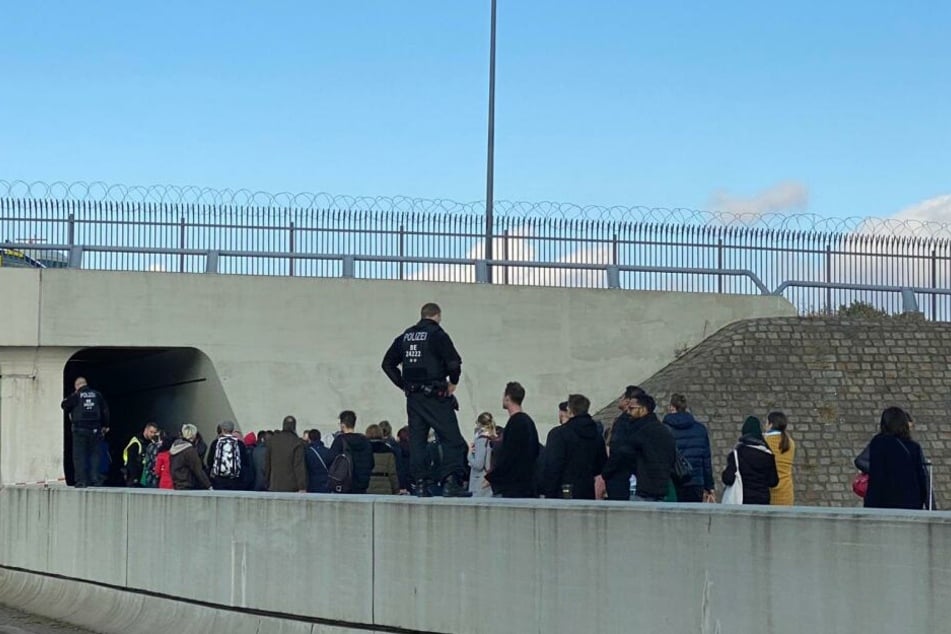 Klimaaktivisten wollen im Flughafen Berlin-Tegel protestieren.