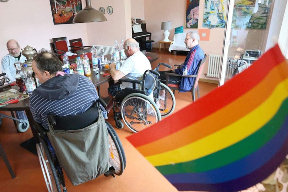 Acht pflegebedürftige schwule Männer werden in der WG rund um die Uhr betreut.