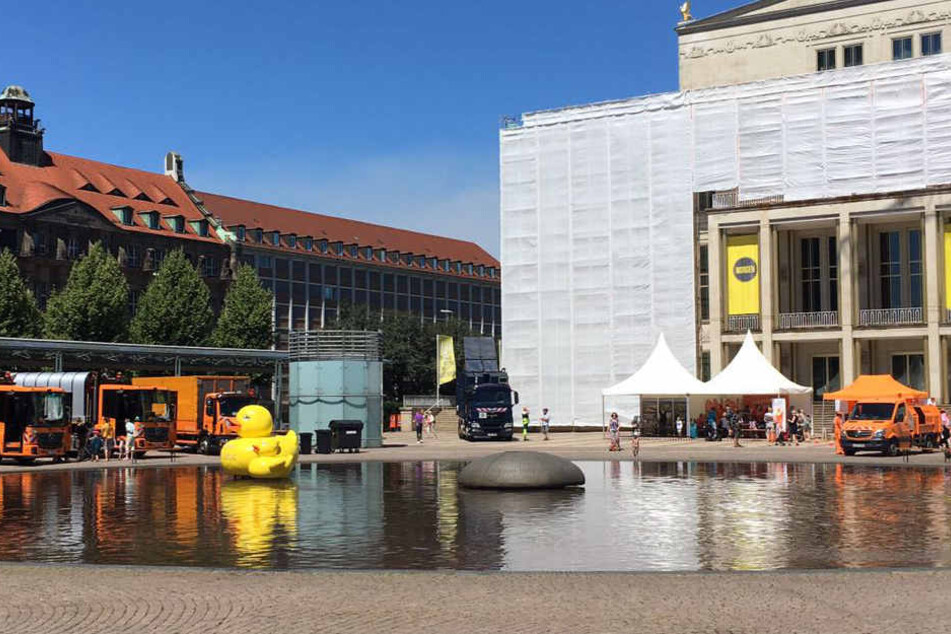 Hier stehen die beiden Enten beim "Tag der Stadtreinigung" Ende Juni noch nebeneinander. Die kleinere ist nun verschwunden.