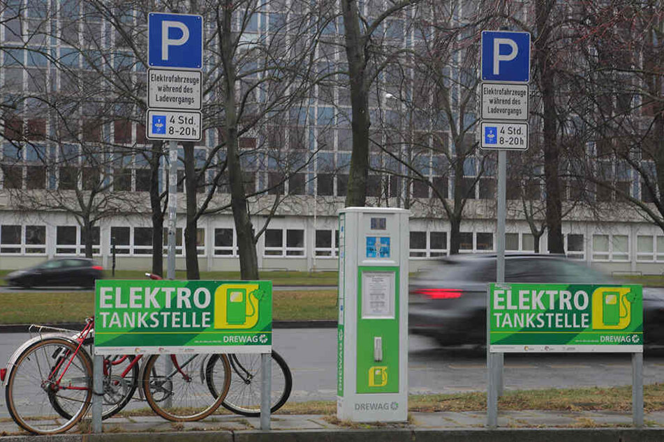 Nur 50 öffentliche E-Tankstellen gibt es in Dresden. 78 weitere sind seit fast einem halben Jahr geplant, können aber bislang nicht gebaut werden.
