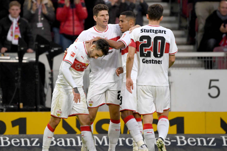 Seine Mitspieler feiern den Schütz des goldenen Siegtores gegen Augsburg. Anastasios Donis (l.)