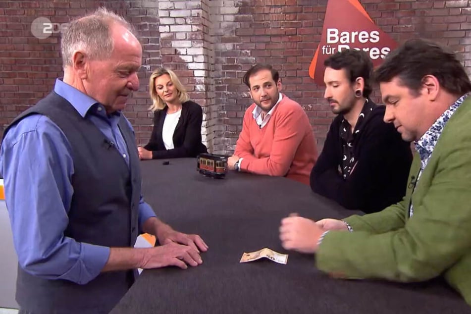 Händler Daniel Meyer (re.) legt für das gute Stück dann aber doch 400 Euro auf den Tisch.