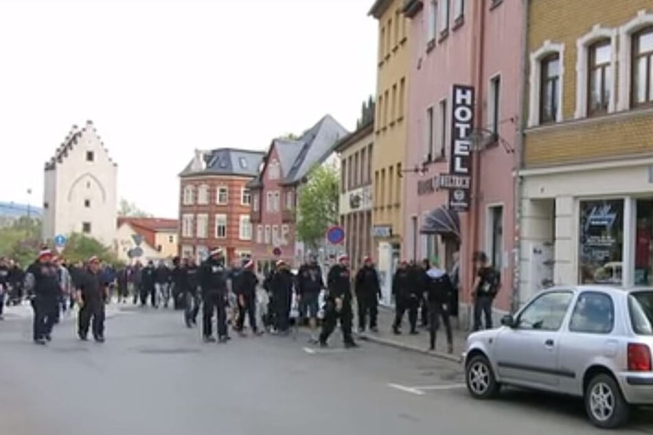 Mit schwarz-weiß-roten Mützen auf den Köpfen gingen mutmaßliche Mitglieder der RG 44 am 1. Mai 2015 auf Gegendemonstranten in Saalfeld los.