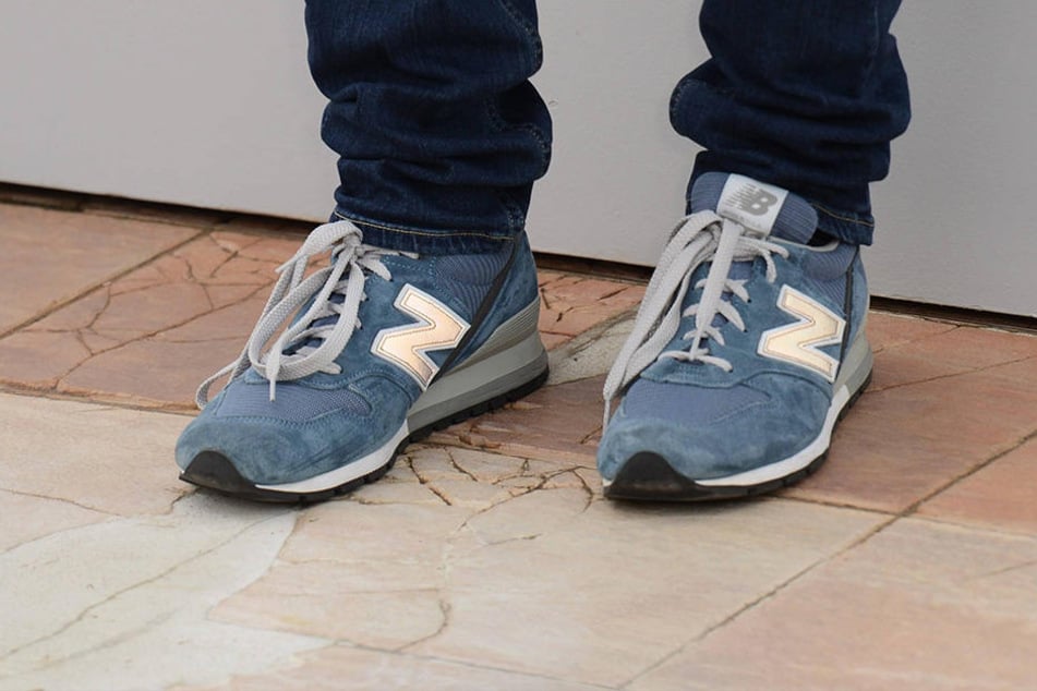Fans von New Balance überlegen sich derzeit zweimal ob sie in ihre Sneaker schlüpfen - Das Unternehmen soll Trump unterstützen.