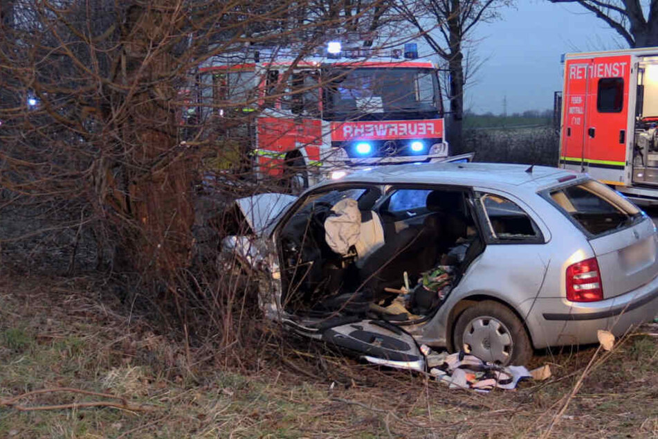 Der 57-jährige Fahrer musste von der Feuerwehr aus dem Auto befreit werden.