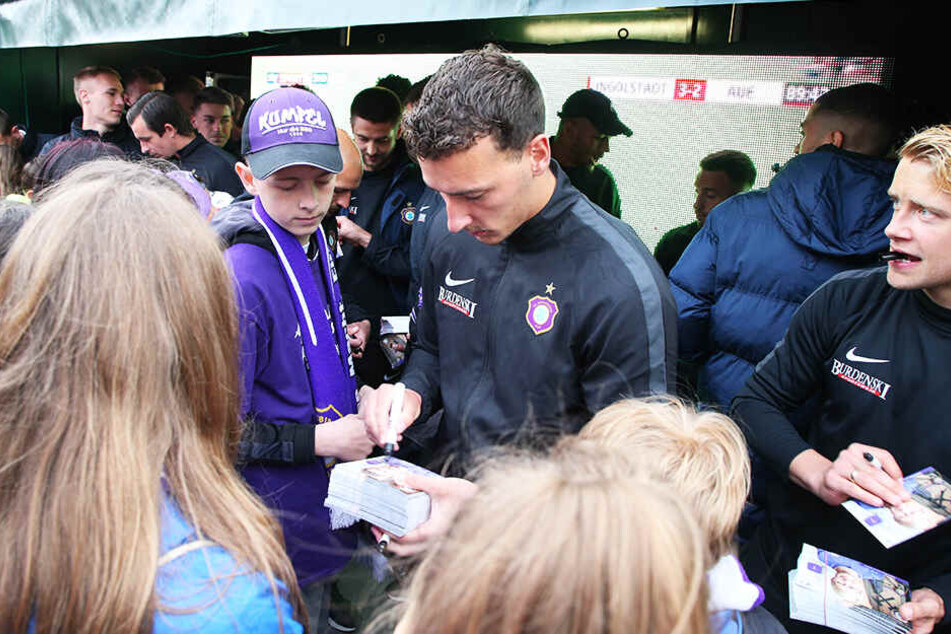 Dominik Wydra schreibt zwar fleißig Autogramme, einen neuen Vertrag hat er allerdings noch nicht unterzeichnet.