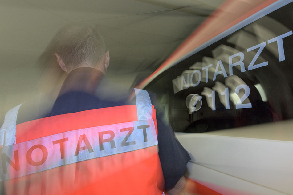 Ein Notarzt musste sich auf den Weg zur Unfallstelle machen. (Symbolbild)