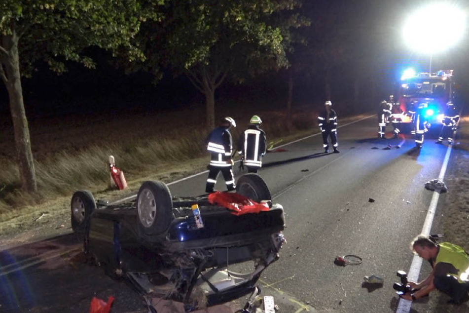 Drei Stunden lang war die B246a bei Wanzleben gesperrt. Der Unfallfahrer wurde auf das angrenzende Feld geschleudert.