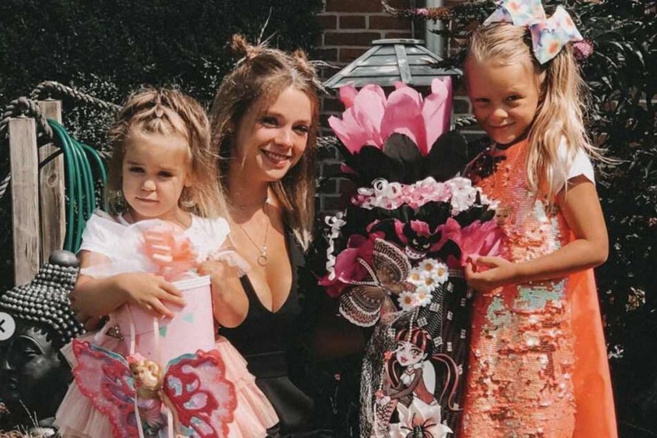 Auf Instagram teilte Anne Wünsche (28) Eindrücke der Schuleinführung ihrer Tochter Miley (6, r.).