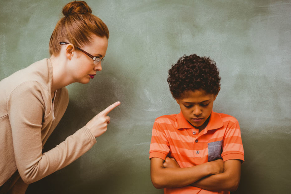 Der Junge und die Lehrerin stritten vor dem Klassenzimmer (Symbolbild).
