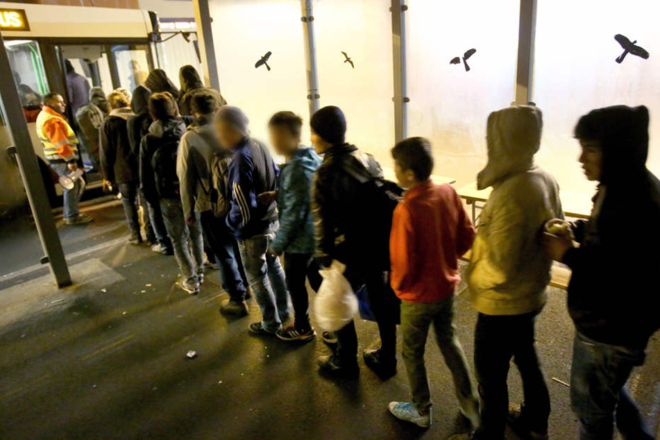 Junge Flüchtlinge, die darauf warten, in Land zu kommen. (Symbolbild)