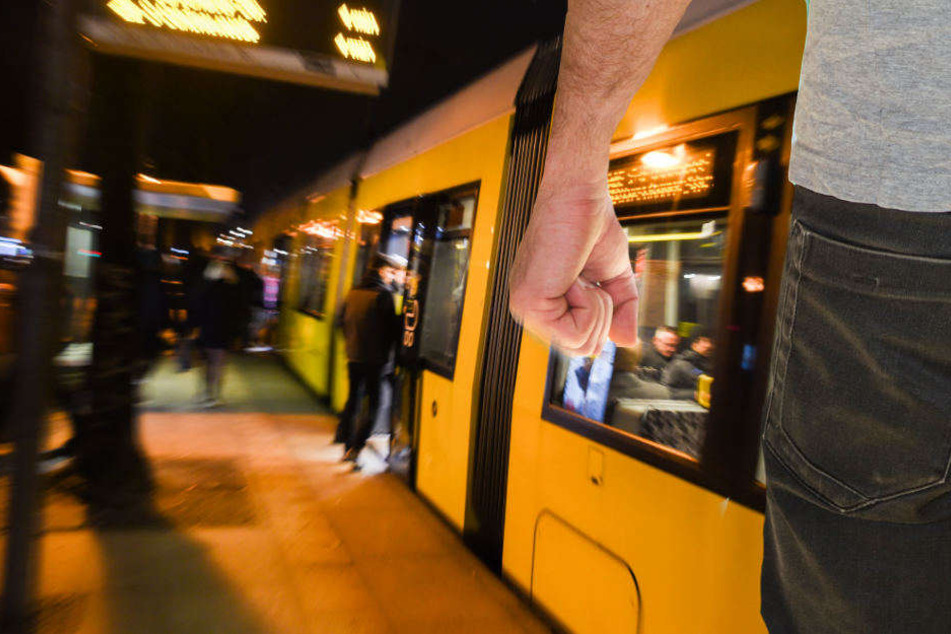 Ein Mann und eine Frau haben in einer Straßenbahn einen Jugendlichen angegriffen.