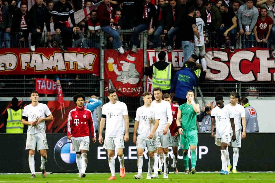Die Mannschaft war sichtlich bedröppelt, die Fans nach der 1:5-Packung ihres FCB in Frankfurt mächtig sauer: Infolge der Klatsche wurde Niko Kovac entlassen.