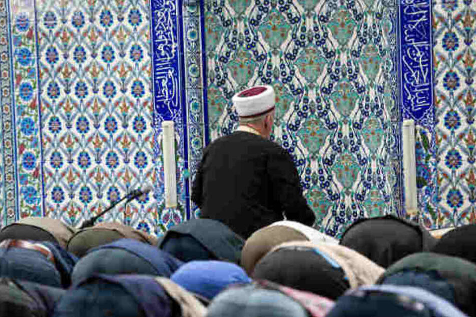 Der Imam war noch im Inneren des Gebäudes, als die Täter die brennenden Flaschen warfen. (Symbolbild)