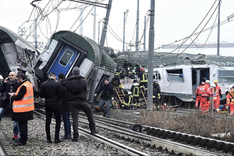 Der Zug ist aus bislang unbekannter Ursache entgleist.