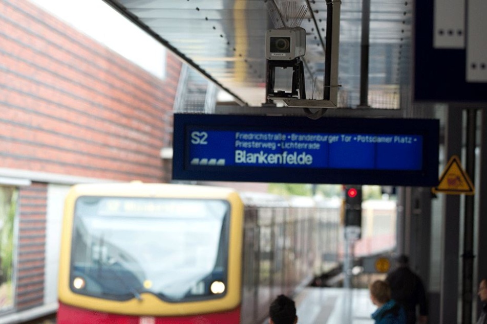 Auf den Bahnhöfen gibt es meist schon Videokameras, jetzt sollen auch die S-Bahnen damit nachgerüstet werden.