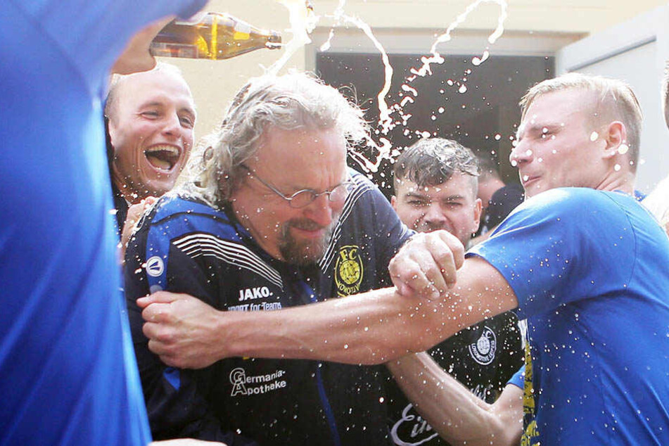 Bierdusche für Trainer Heiko Scholz nach dem Ligasieg in Bernburg. Gibt's am Sonntag ähnliche Szenen?