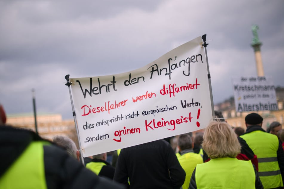 Teilnehmer der Diesel-Demonstration halten Anfang März Schilder hoch.