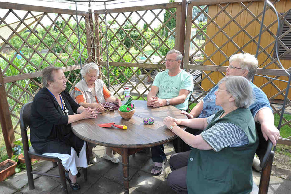 Senioren und Kleingärtner der Sparte "Höhensonne" treffen sich auch gern zum Plausch am Gartentisch.
