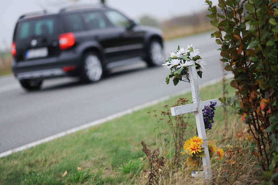 Holzkreuze am Straßenrand: Vor allem für Hinterbliebene sind sie von großer Bedeutung.