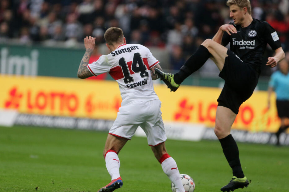 Frankfurts Martin Hinteregger (Re.) - hier im Duell mit Stuttgarts Alexander Esswein - erlitt während der Partie auf Schalke einen Mittelhandbruch sowie eine Kehlkopf- und Brustbeinprellung.