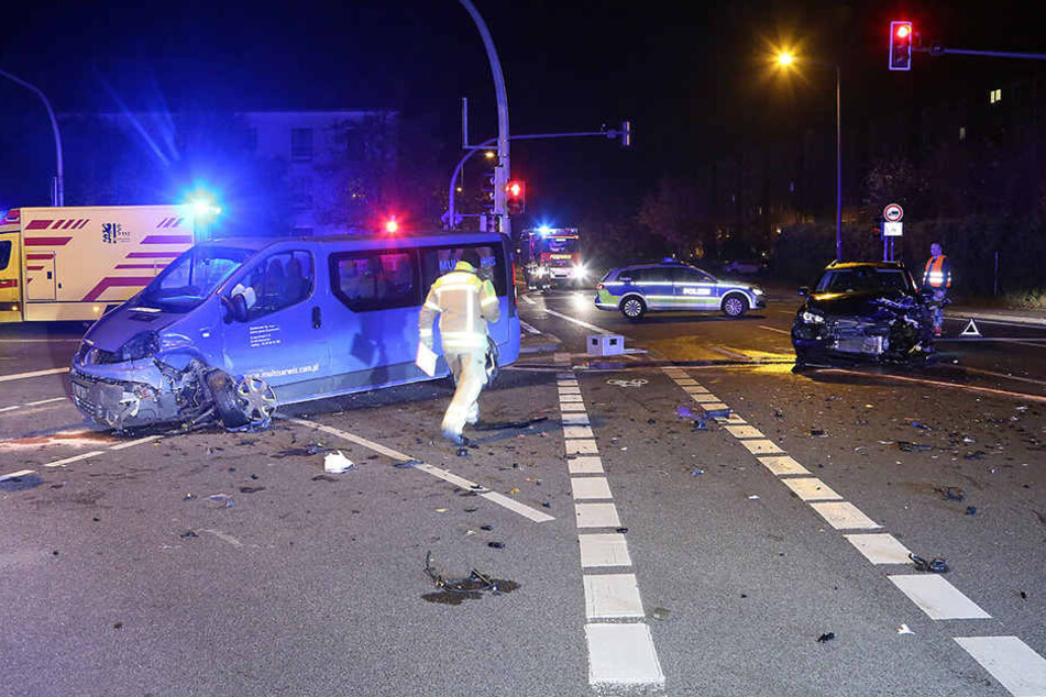 Der VW Golf und der Renault-Transporter stießen frontal zusammen.