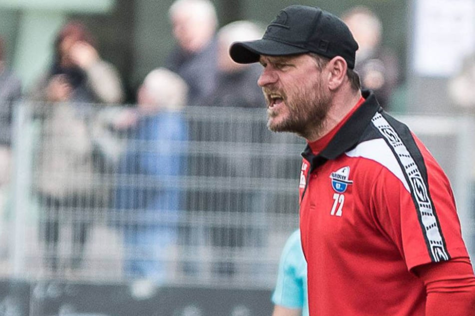 An der Seitenlinie gibt SCP-Trainer Steffen Baumgart (46) klare Anweisungen an seine Mannschaft.