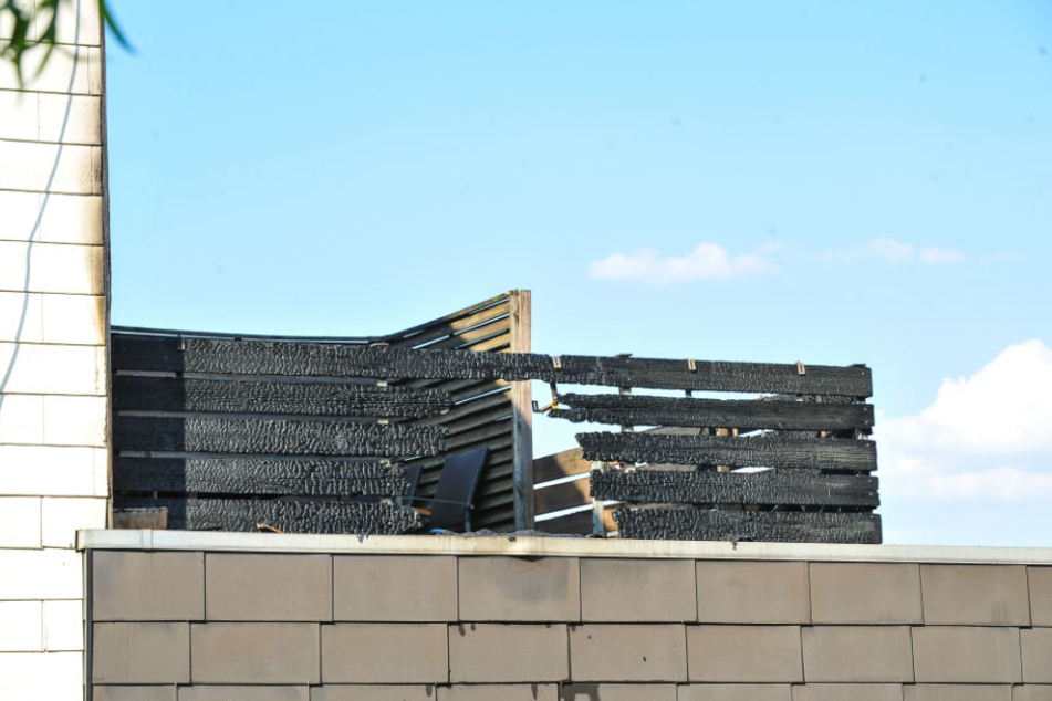 Das Feuer auf der Dachterrasse drohte schon auf das Wohnhaus überzugreifen.